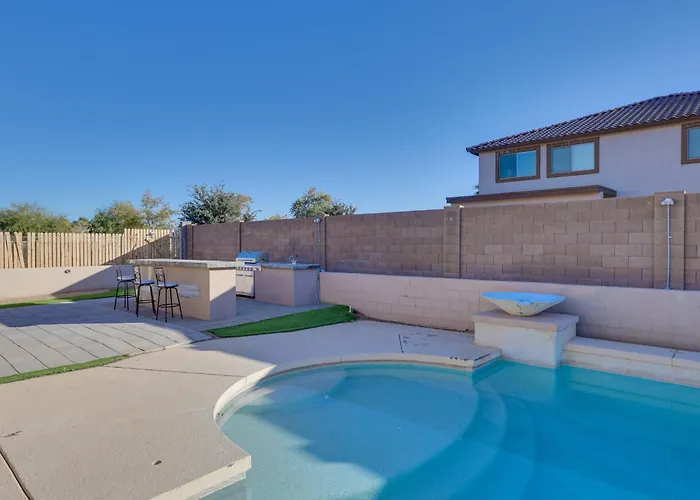 Private Pool & Game Room: Spacious Retreat Holiday home *