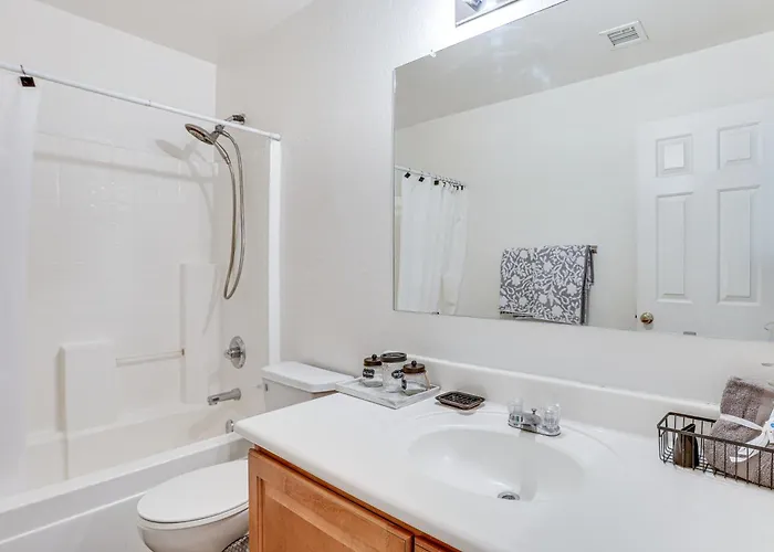 Private Pool & Game Room: Spacious Retreat Phoenix
