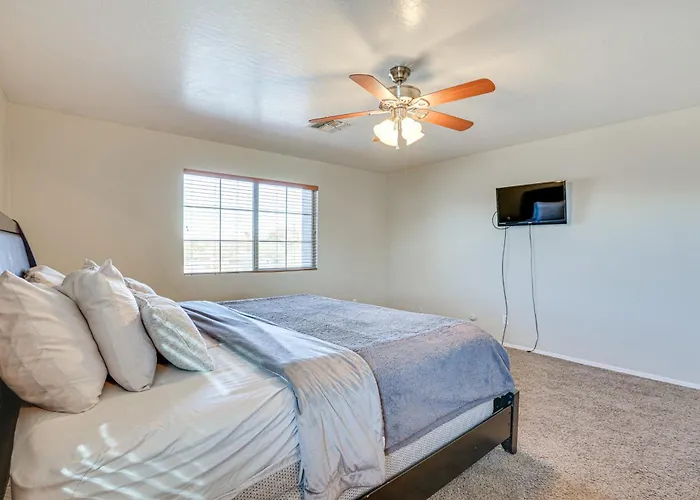 Private Pool & Game Room: Spacious Retreat *