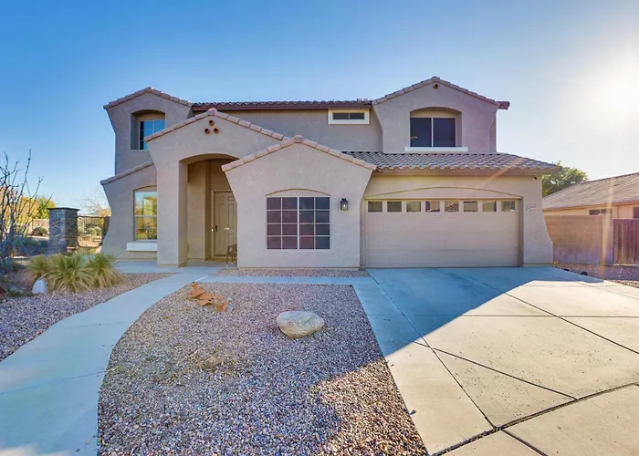 Private Pool & Game Room: Spacious Retreat Holiday home *