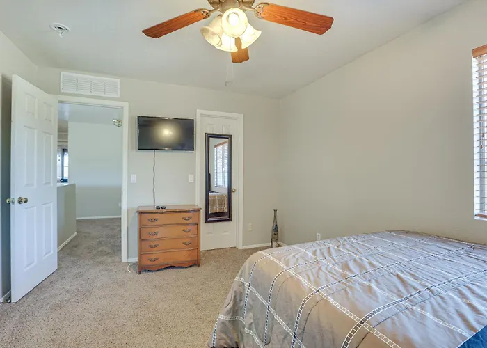 Private Pool & Game Room: Spacious Retreat Holiday home Phoenix