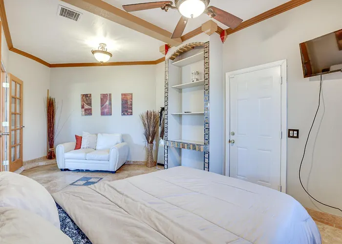 Private Pool & Game Room: Spacious Retreat Phoenix