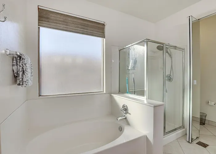 Private Pool & Game Room: Spacious Retreat Holiday home *