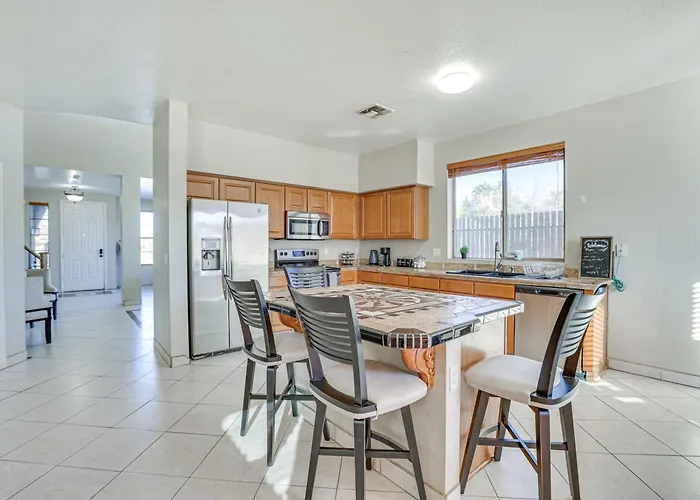 Private Pool & Game Room: Spacious Retreat Holiday home