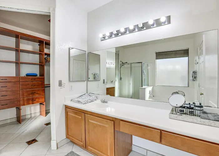 Private Pool & Game Room: Spacious Retreat Holiday home *
