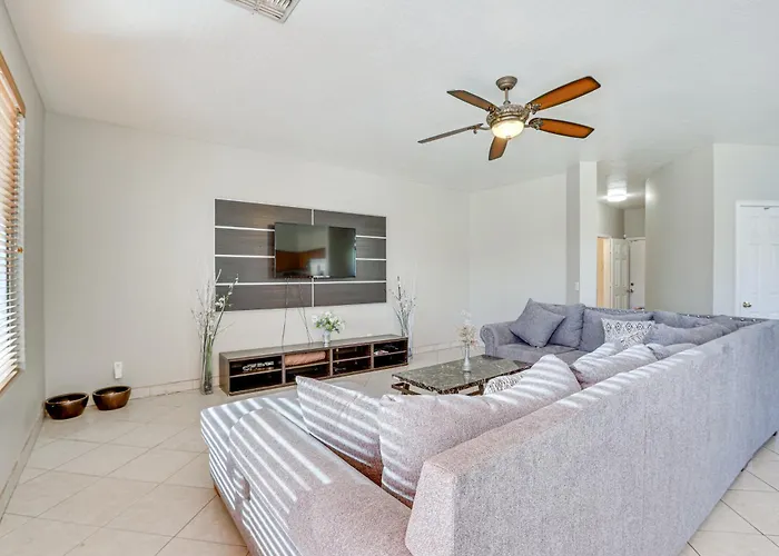 Holiday home Private Pool & Game Room: Spacious Retreat