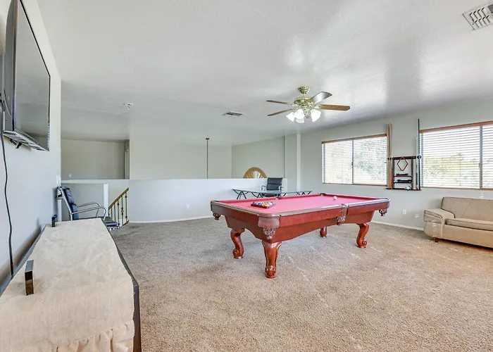 Private Pool & Game Room: Spacious Retreat Holiday home *