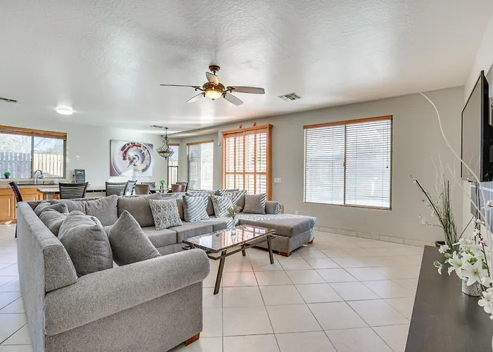 Private Pool & Game Room: Spacious Retreat Holiday home Phoenix
